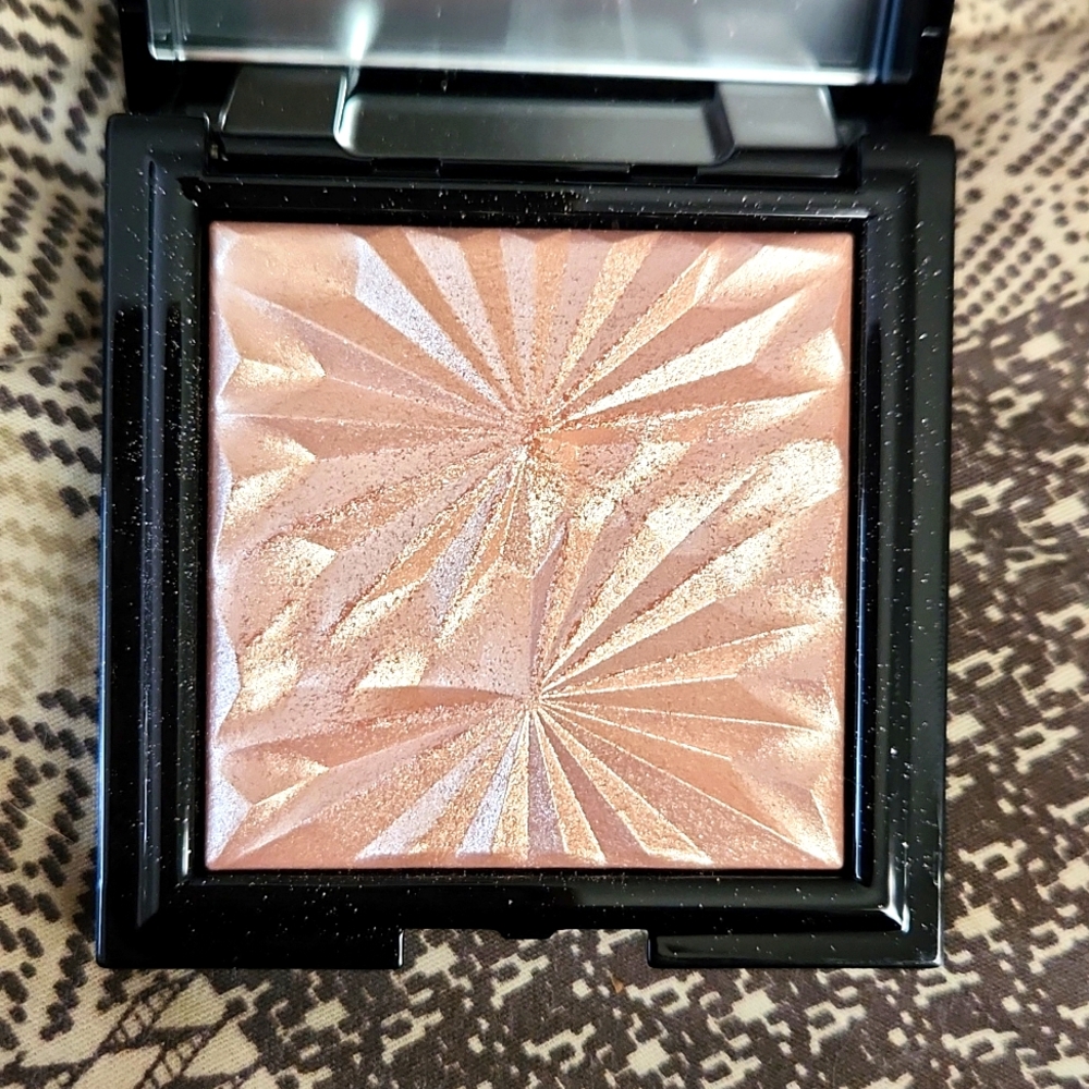 Elcie Cosmetics The Eclipse Highlighter  Luna